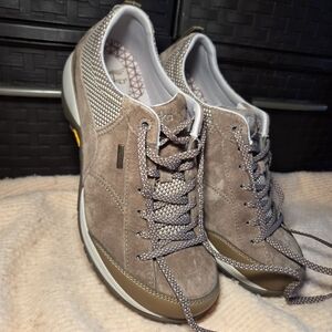 Dansko Paisley Waterproof Sneakers 40 Vibram Sole Walnut Suede Brown